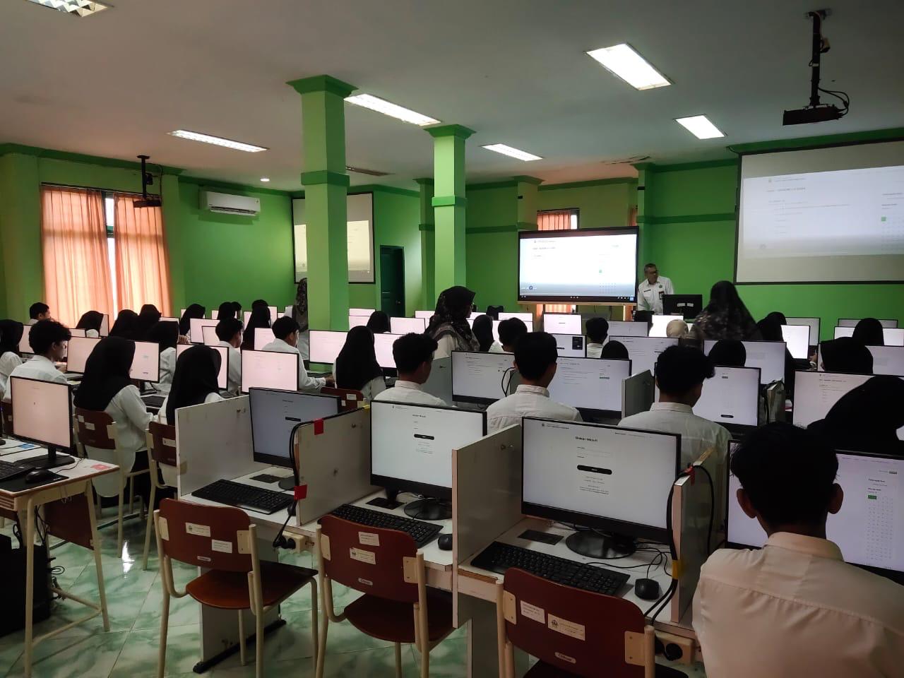 Laboratorium komputer IAIN Bone dengan peralatan modern dan mahasiswa sedang praktikum
