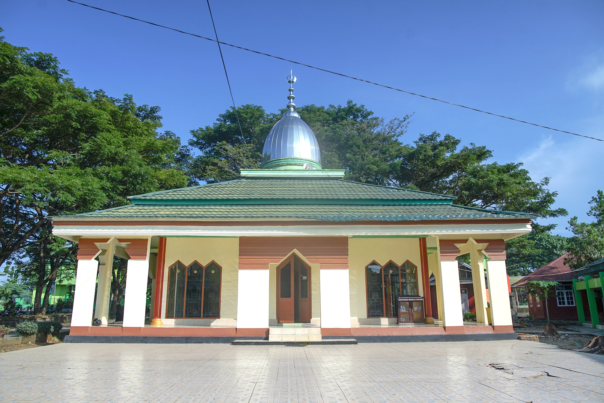 Masjid kampus IAIN Bone dengan arsitektur modern dan lingkungan yang asri