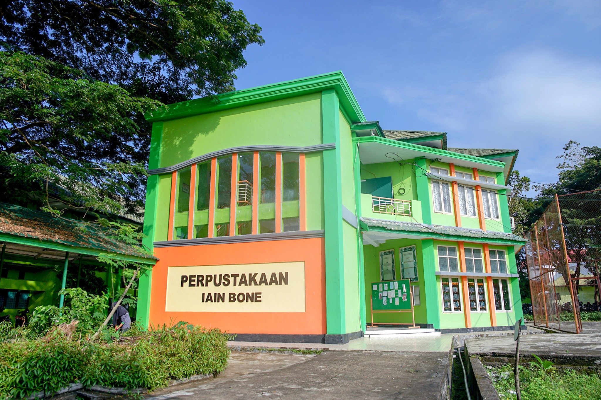 Interior perpustakaan IAIN Bone dengan rak buku tinggi dan area baca yang nyaman