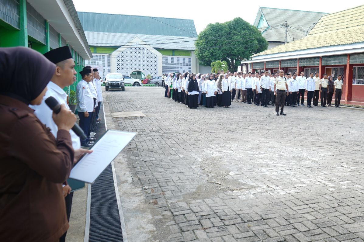 IAIN Bone Gelar Apel Pagi Rutin, Kali Ini Berlangsung di Pelataran Pascasarjana