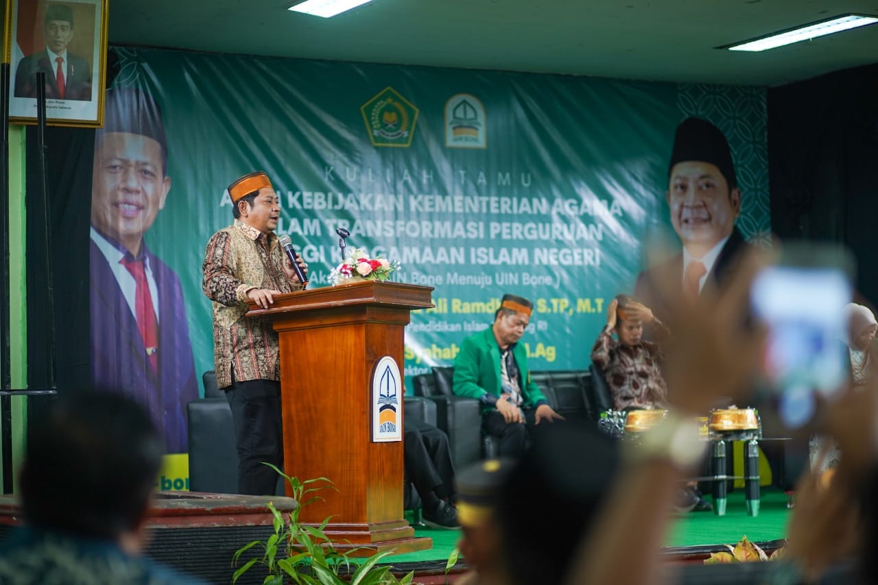 Beri Kuliah Tamu, Dirjen Pendis Jabarkan Landasan Filosofis IAIN Bone Menjadi UIN