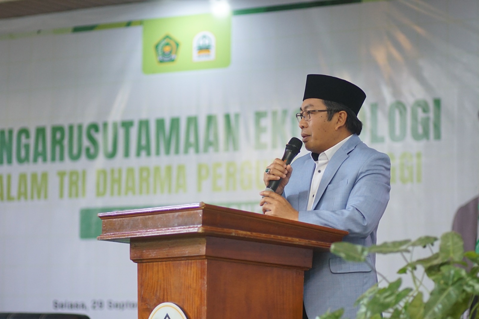 Perawatan tanaman kampus