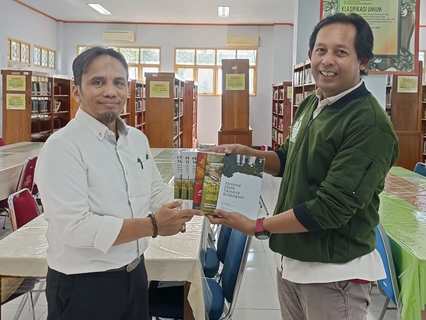 Tenaga Kependidikan IAIN Bone Andi Ashari Sumbang Enam Buku ke Perpustakaan