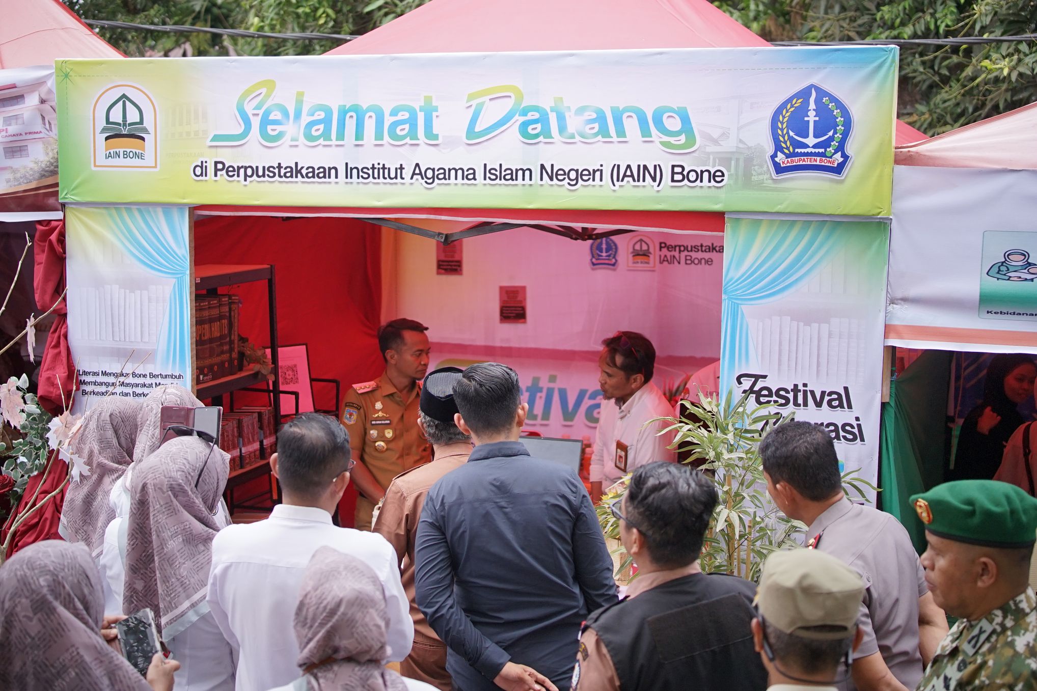 Pamerkan Al-Qur'an Terjemahan Bugis-Toraja, Stand IAIN Bone Pikat Perhatian Bupati di Festival Literasi 2026